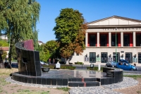 monument-luptatorilor-anticomunisti-1944-1989-teatrul-dramatic-brasov02
