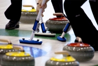 Curling în familie lângă un ceai fierbinte