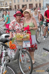 Biciclistele din Braşov sunt invitate la promenada SkirtBike
